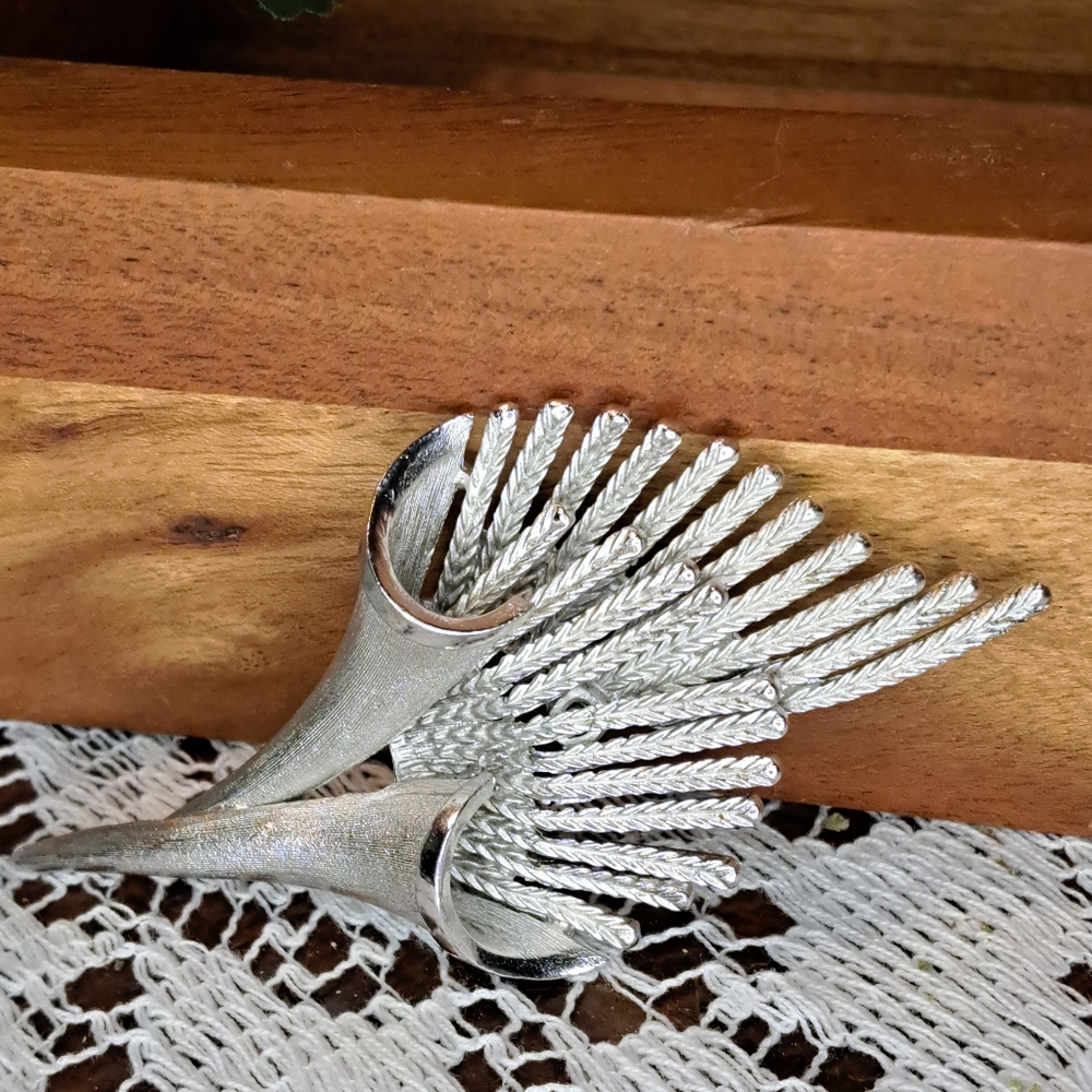 Vtg Coro Pegasus 1950s Brushed Silver Tone MCM 3D Brooch - Picture 3 of 5